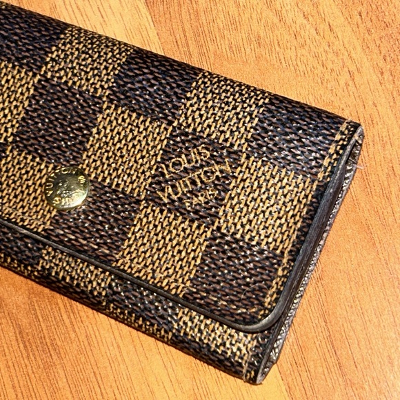 Authentic Louis Vuitton
Damier Ebene Multicles 4 Key Holder - Picture 2 of 13